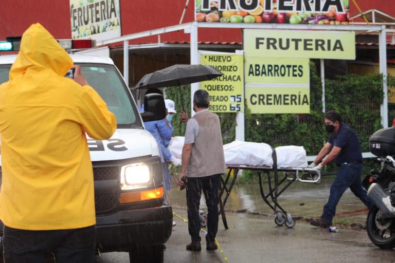 Camioneta atropella a expendedor de tacos en Las Torres
