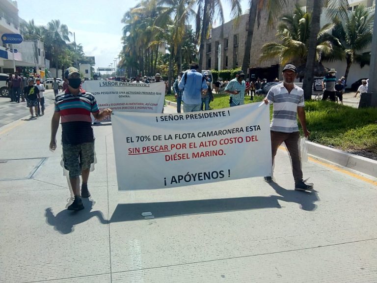 Protestan pescadores a Quirino fuera de sus hoteles