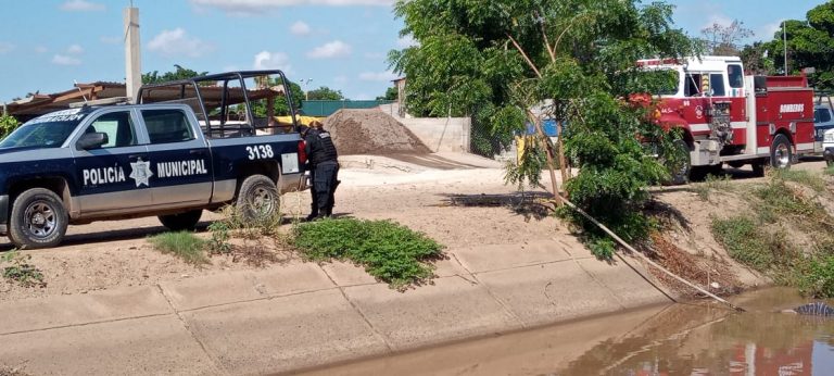 Lo hallan flotando en canal de Navolato