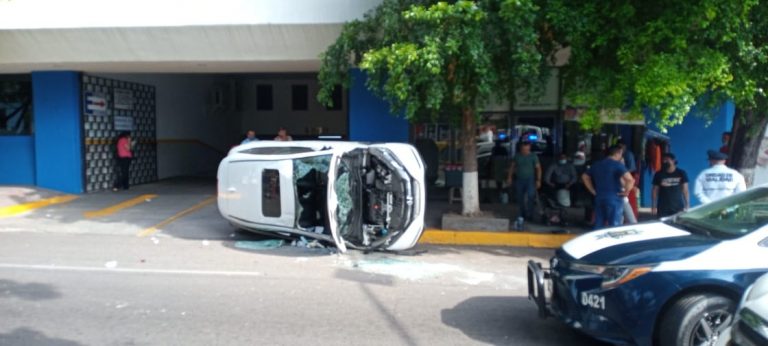 Se pasa vehículo semáforo en rojo; los conductores con lesiones leves