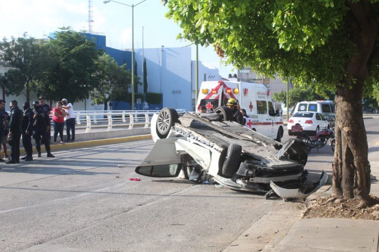 Salía del túnel y vuelca en Insurgentes