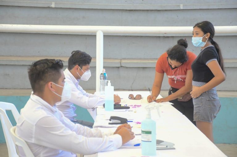 Entregan beca a estudiantes de secundaria en Mazatlán