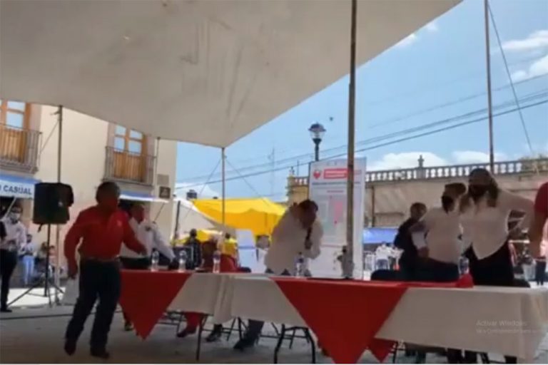 Agarran a ‘huevazos’ a Fernández Noroña durante evento del PT