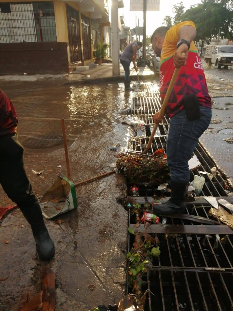 Taponan plásticos alcantarillas en Culiacán
