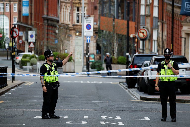 Apuñalan a 8 en Inglaterra; muere uno