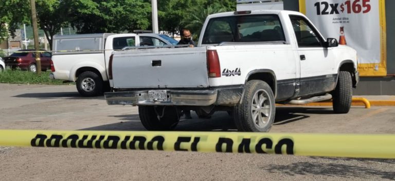 De dos disparos lo reportan muerto afuera de una tienda