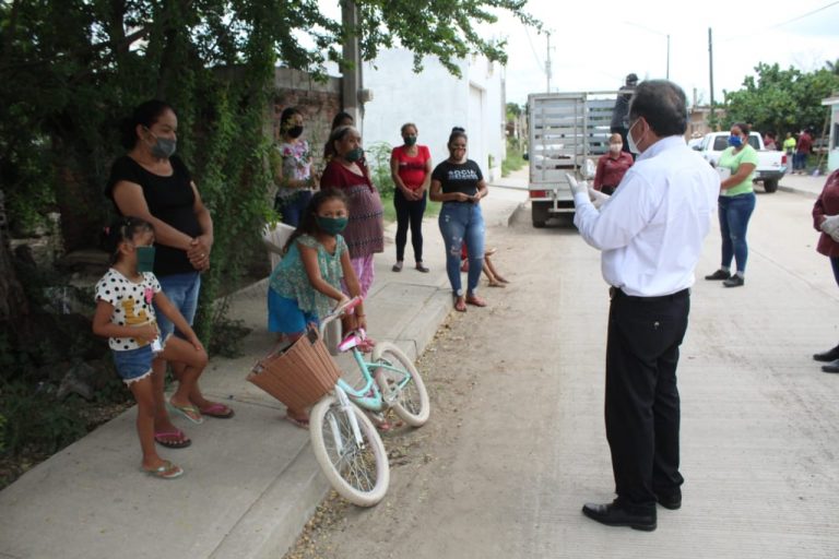 Entrega Mazatlán a 100 familias despensas, leche y cereales