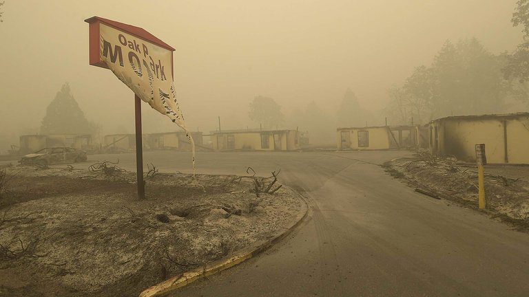 Suman 30 muertos por incendios en California