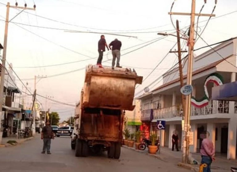 Colocan en Costa Rica luces patrias sobre camión de la basura y sin protección
