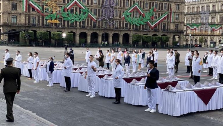 Entregan condecoración a personal médico por lucha antiCOVID