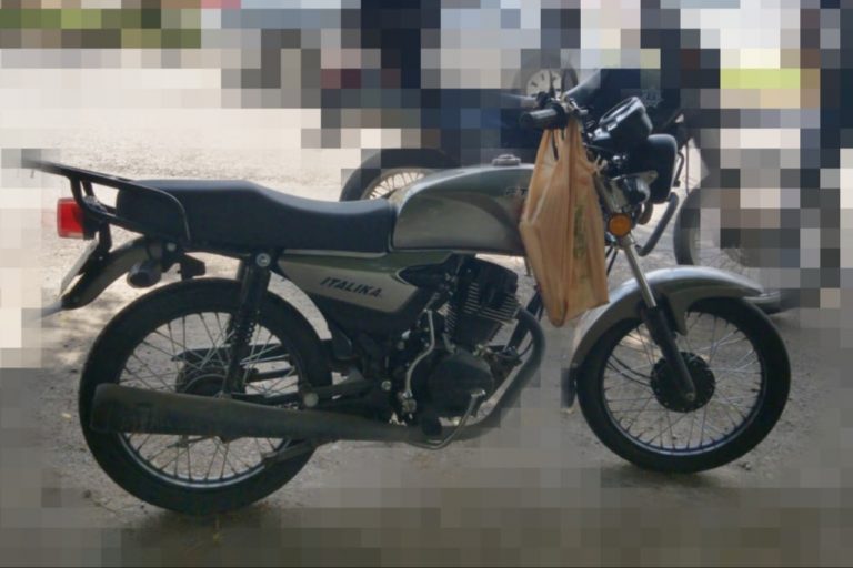Evadió retén; conducía moto robada