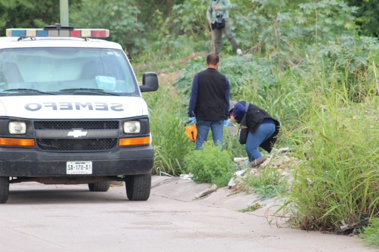 Envuelto en hule y entre escombros encuentran cadáver
