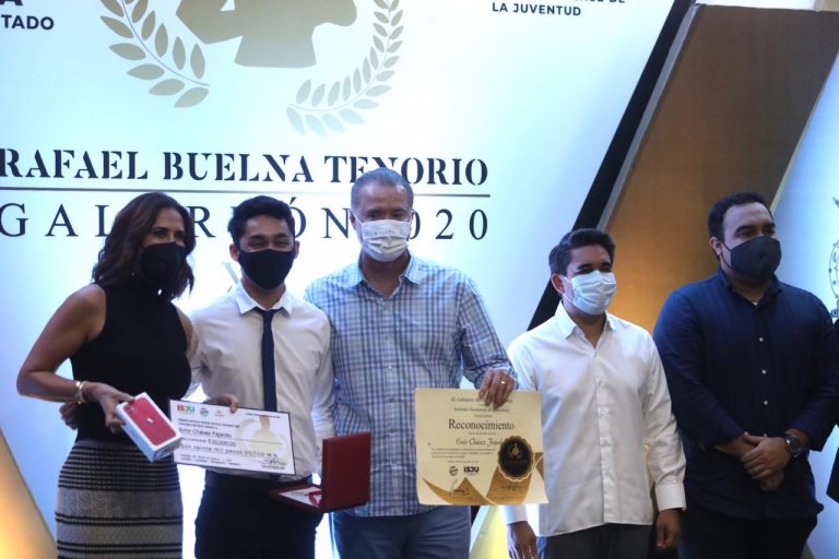 Entregan a bombero premio Rafael Buelna Tenorio