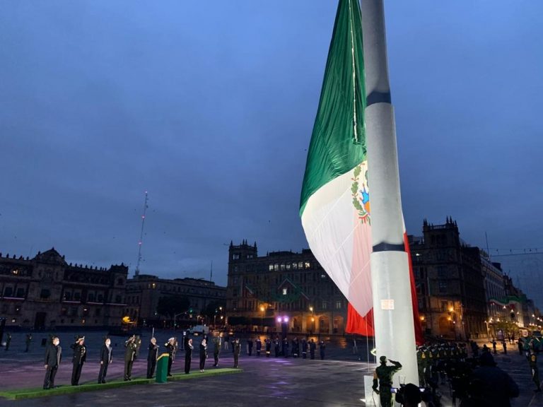 Rinde AMLO homenaje a víctimas de sismos