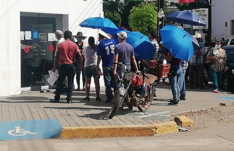 Suman otra vez filas en Navolato sin sana distancia