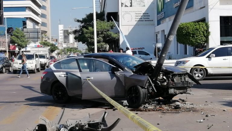 Chocan y se llevan semáforo; resultan con lesiones menores