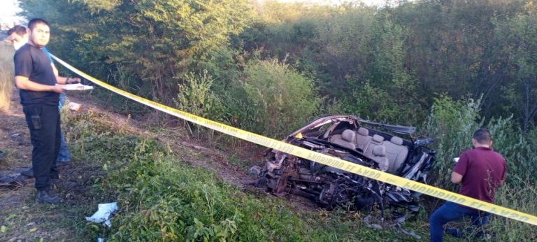 Se impactan de frente torton y sedán; hay un muerto