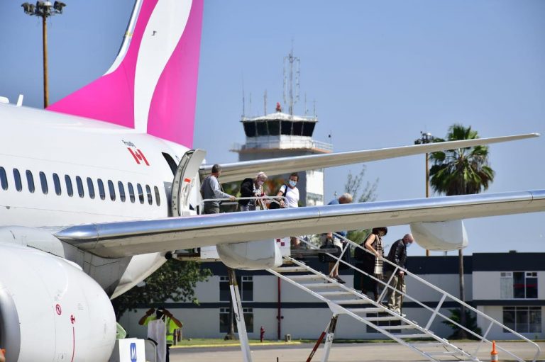 Llega a Mazatlán el primer vuelo canadiense tras el inicio de la pandemia