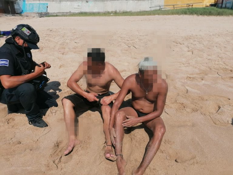 No podían salir del mar; eran tres turistas