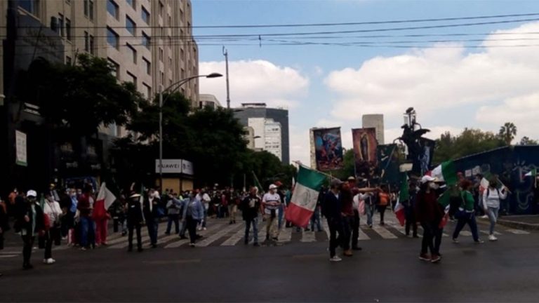 FRENAAA amplía plantón en el Zócalo de CDMX
