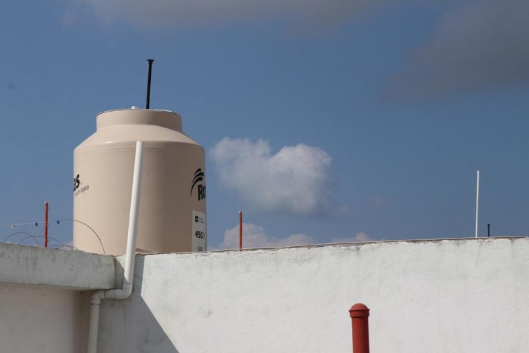 Promociona Mazatlán tinacos, le reclaman escasez de agua