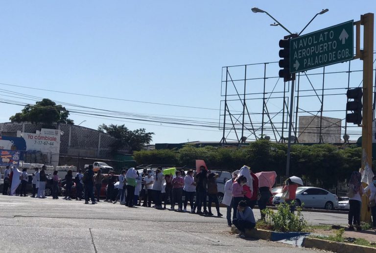 Bloquean empleados de Salud el bulevar Zapata en Culiacán