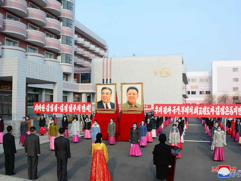 Afirman que Norcorea ejecutó a dos por COVID-19