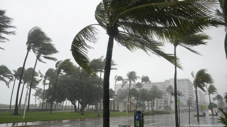 ‘Eta’ golpea Florida con inundaciones y fuertes vientos