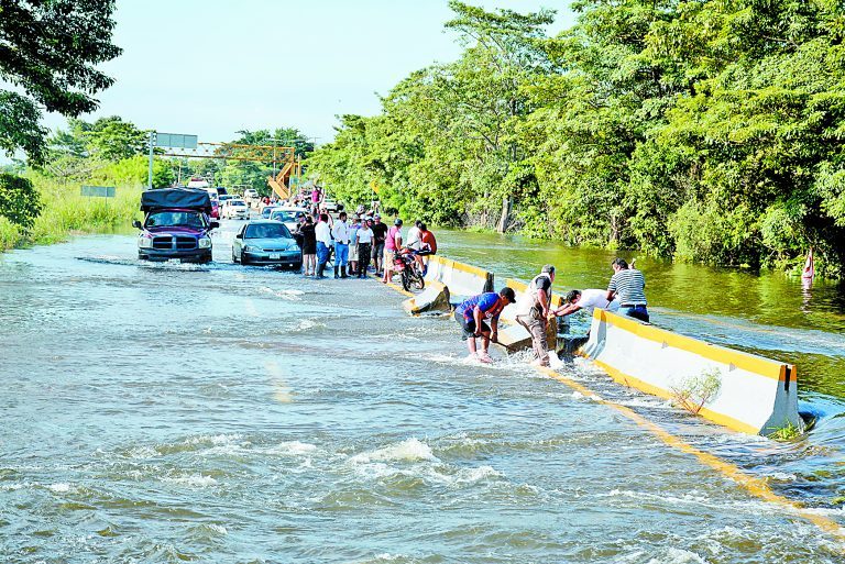 Continúa el riesgo en Tabasco, ahora por ríos