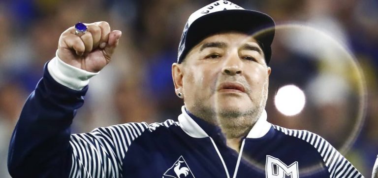 Hospitalizan a Diego Maradona en Argentina