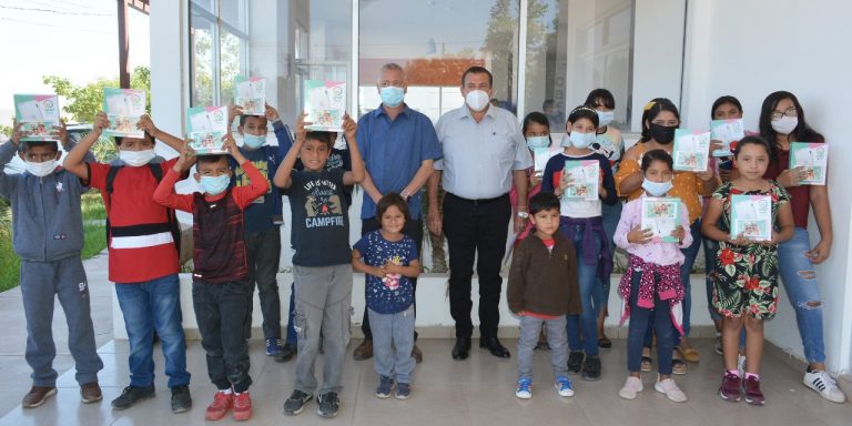 Dona Eliazar Gutiérrez tablets a 11 hijos de pescadores