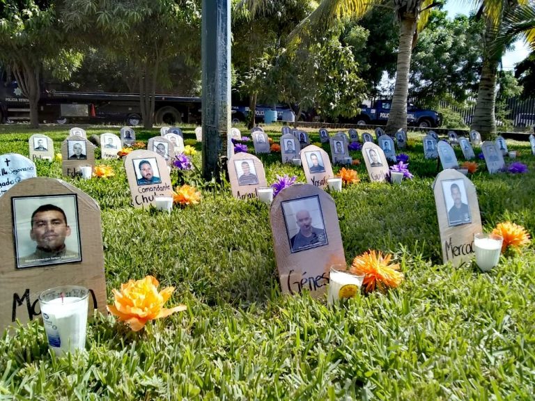 Colocan 75 ofrendas a policías; la mayoría, muertos en cumplimiento del deber
