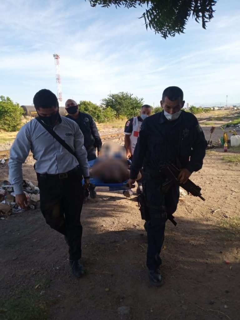 Auxilian en las vías del tren a persona en abandono