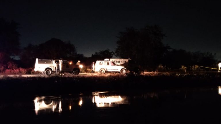 Muere automovilista al caer en camioneta al canal 7