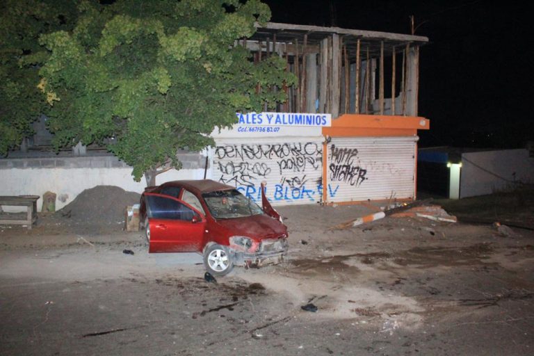 Muere joven tras impactarse contra poste y un árbol