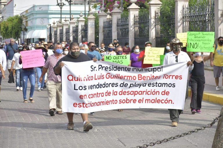 Acuerda Mazatlán con ambulantes y pescadores reunión tras protesta