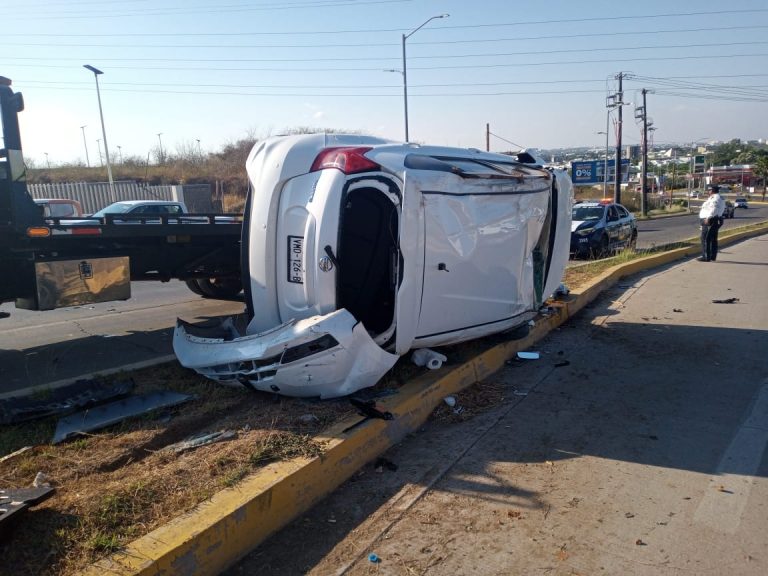 Vuelca camioneta frente a hospital; dos mujeres lesionadas