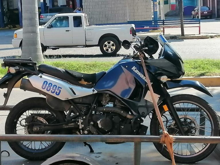 Resulta policía herido tras chocar contra auto