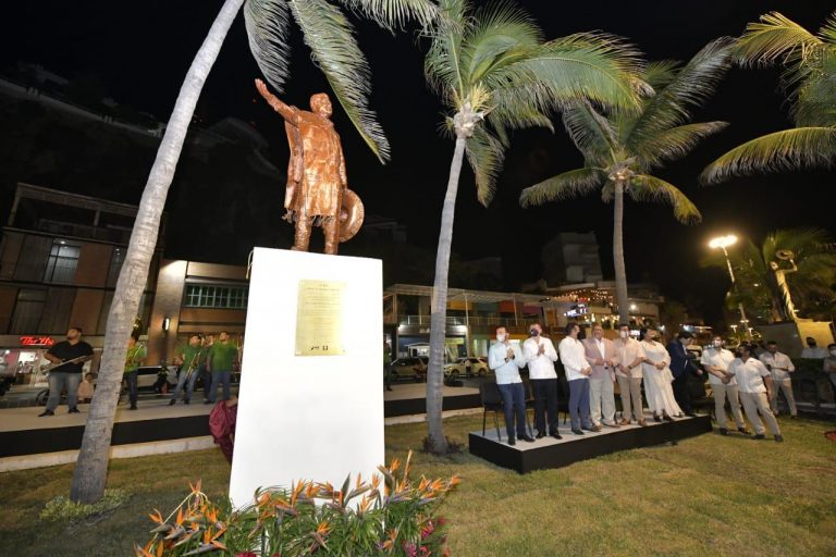 Develan estatua de José Alfredo Jiménez en el Paseo Olas Altas