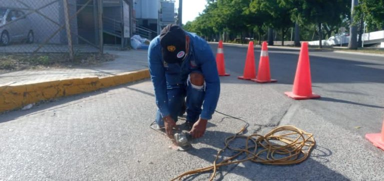 Eran decenas de clavos, los retiran en Paseo Niños Héroes