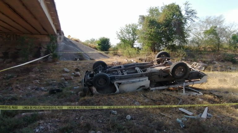 Cae camioneta 8 metros a un arroyo desde puente; hay un muerto y dos heridos