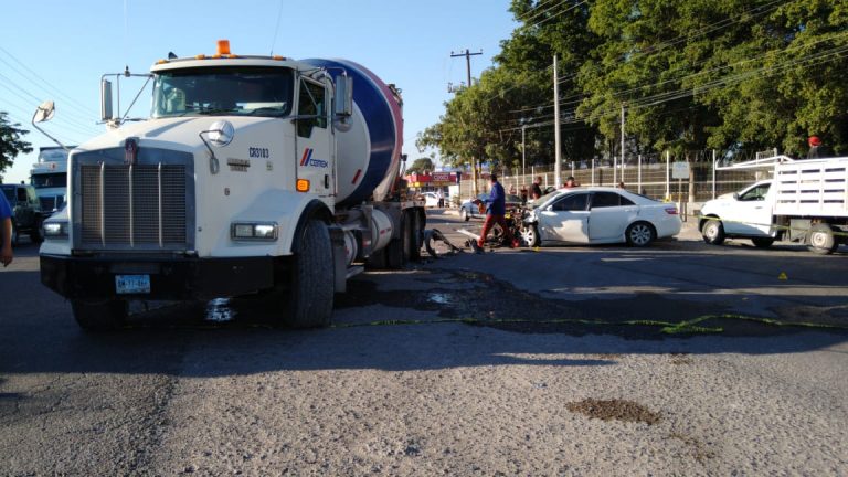 Muere al impactarse contra camión revolvedora