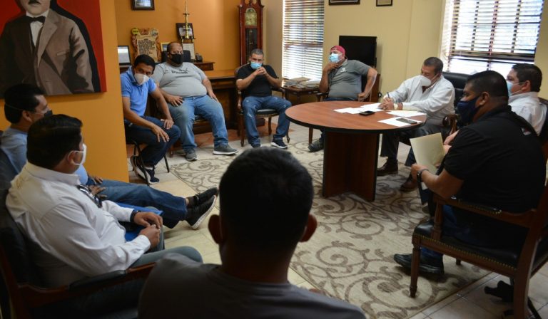 Promete alcalde a Villa Juárez rehabilitar campos deportivos