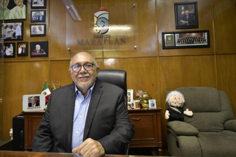 Destituye Mazatlán a policías acusados de corrupción