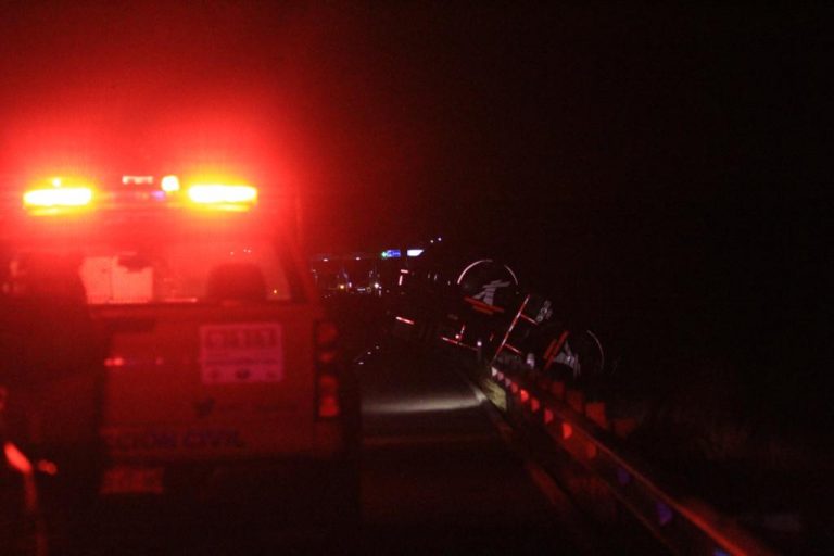 Llevaba 62 mil litros de combustible; volcó en San Pedro, Navolato