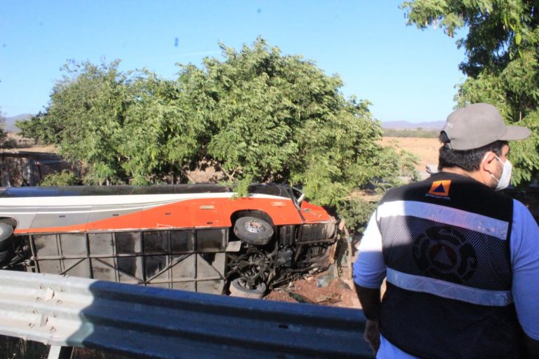 Viajaban 24 pasajeros, sólo uno resulta ileso al volcar autobús en Costa Rica