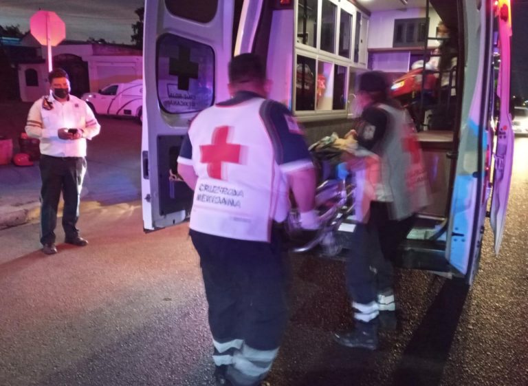 Perdió el control de la moto y terminó en poste; está grave