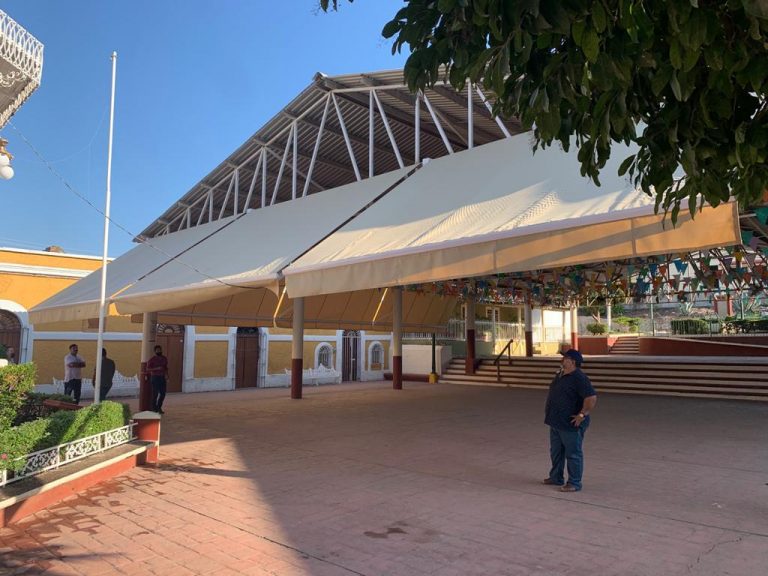 Coloca Mazatlán toldos plegables en sitio de tianguis de La Noria