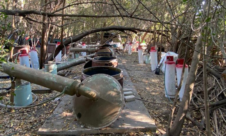 Aseguran laboratorio de drogas en Casa Blanca, Navolato