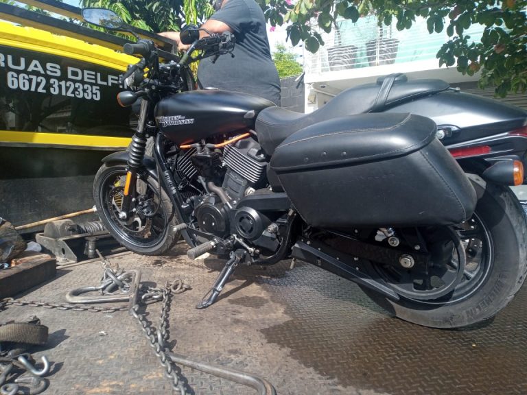 Pierde el control de la moto y se impacta contra un muro